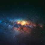 Ecos del cosmos: de la huella fantasmal de los rayos cósmicos a una ciudad de galaxias milenaria